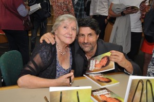 Carmen firma libro per Frank Barbaro della FILEF di Adelaide