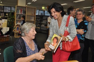 Carmen firma per Concetta Perna, dell'Associazione Donne Italo-Australiane